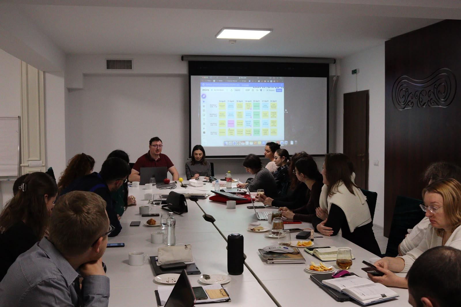 grup de oameni vorbind