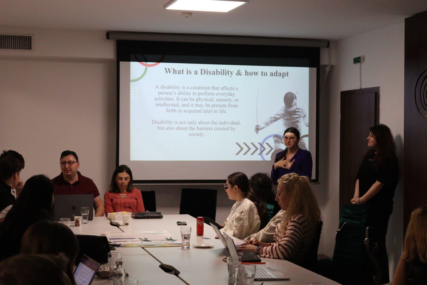 grup de oameni vorbind